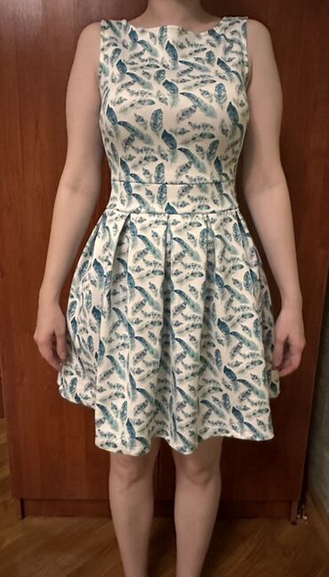 eqa geyim: Kadın paltarı – yaylıq naxışlı - Model: qolsuz, dairəvi yaxalı -