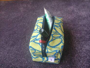 Handbags: Torbica-neseser kvadratnog oblika, dimenzije 9X7X18cm