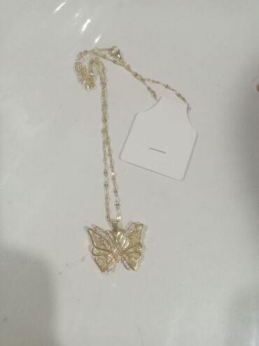 Bijuteriya dəstləri: Zərgərlik dəsti – qızılı rəng aksesuarlar Tərkib: - Boyunbağı 1: incə — 8