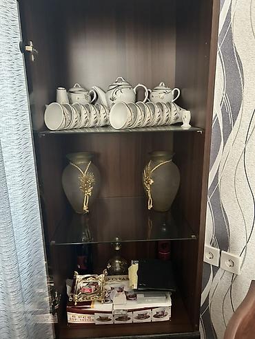 gul: Şüşəli vitrin dolabı və işıqlı kristal çilçıraq dəsti - Vitrin 1 — 1