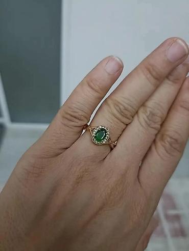 vero beograd: Zlatni prsten sa zelenim ovalnim kamenom i halo svetlucavih belih — 4