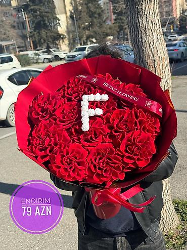 sakura gülü: 8 Mart üçün xüsusi gül kompozisiyası – şəffaf kvadrat qutuda qırmızı — 2