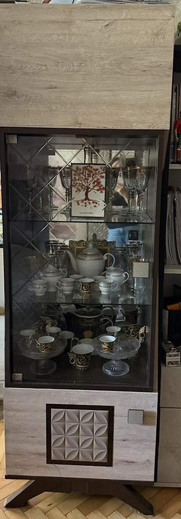 Vitrin şkaf - Material: laminat ağac teksturalı korpus, tünd