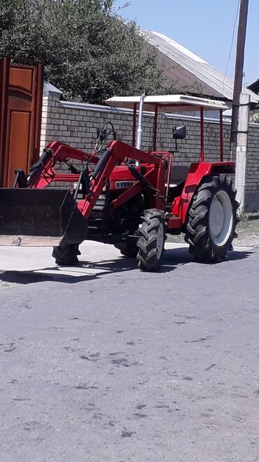 Тракторы: Трактор 2006 красный цвет с куном, 42 л,с руль гидравлика, 4вд