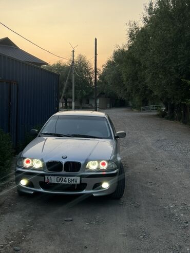 обмен е 34: Автомобиль BMW 3-й серии в серебристом цвете. Оснащен характерной