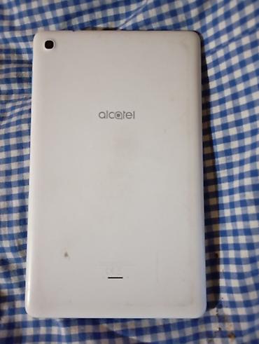zvučnici za pojačalo: Alcatel tablet – bela pozadina, plavi ram napred - Ekran oko 8 inča — 2
