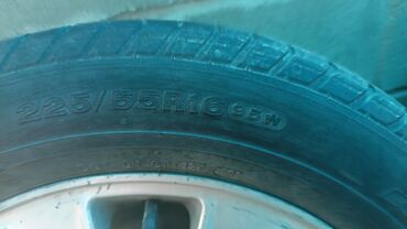 15 размер диск: Автомобильная шина с размерами 225/55R16. Шина имеет протектор с