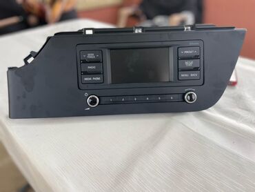 Digər avtoelektronika: Bu, avtomobillər üçün nəzərdə tutulmuş qara rəngli multimediya