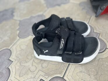 летние обувь: Черные сандалии Puma с регулируемыми ремешками на липучках