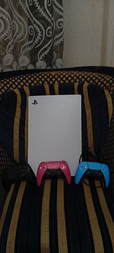 Продаю PlayStation 5 (белая версия) с комплектом 3х геймпадов