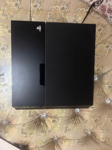 PS4 (Sony Playstation 4): Qara rəngli, PlayStation 4 oyun konsolu. Evdə əyləncə üçün əla