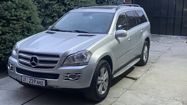 лэнд круизер: Внедорожник Mercedes-Benz GL 550 серебристого цвета. Автомобиль