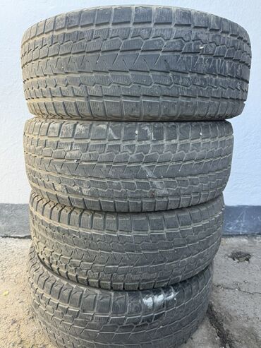 комплект зимней резины: Комплект из 4 автомобильных шин. Характеристики: - Тип: зимние