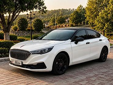 tesla p40: Hongqi H5, белый седан бизнес-класса. 1.8 турбо. На проставках — 6