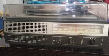 radioqəbuledici: Serenada RЭ-308 radioqəbuledicisi və patefon birləşməsi. Bu vintaj