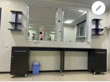 Другое оборудование для салонов красоты: Продаю парикмахерский стол с зеркалом в отличном состоянии. Есть 4