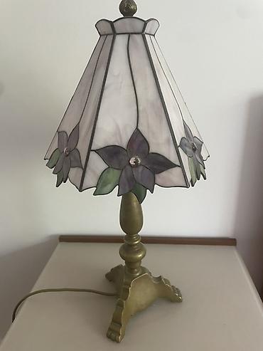 Stona lampa sa vitraž abažurom u stilu Tiffany - Abažur višestranog na lalafo.rs Stona lampa sa vitraž abažurom u stilu Tiffany - Abažur višestranog