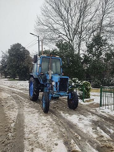 Traktorlar: Mavi rəngli təkərli kənd təsərrüfatı traktoru ili 1992 ki tam zavoduu — 5