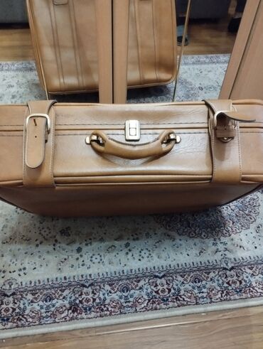 сумка кожаная б: Кожаные чемодан. состояние идеальное продаю срочно . Адрес Филармония