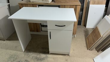 Офисные столы: Офисный стол, Новый, Нерегулируемый, цвет - Белый, ЛДСП, Самовывоз, Платная доставка — 8
