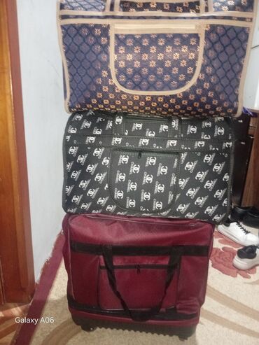 Çamadanlar: Səyahət üçün çanta və çamadan dəsti.Balacalar 10 manatdan 14 manata — 10