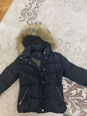 Kardiqanlar, jaketlər: Bershka markasına məxsus, kürklü papaqlı qara qadın puffer gödəkçə