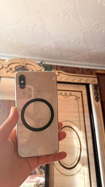 IPhone X, 64 ГБ, цвет Silver Акб 72% На дисплее видна вертикальная