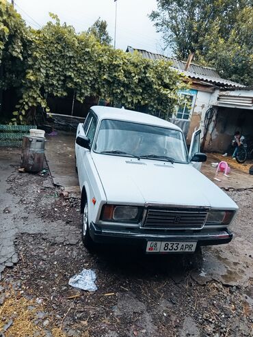 машина жигули 7: Белый седан Лада 2107 с классическим дизайном. Автомобиль оснащен