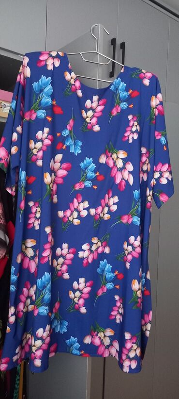 Köynək və bluzalar: Tünd rəngdə, qızılgül naxışlı qadın tunikası. Bu tunika v-yaxalı və — 9