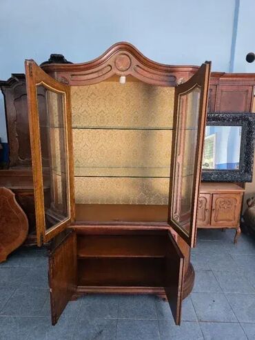 Stilske vitrine: Prelepa vitrina u odlicnom stanju. Visina 210 cm Sirina 150 cm Dubina — 7