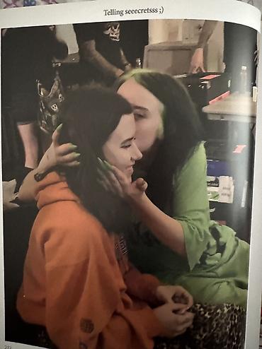 Книги и журналы: Фотокнига Billie Eilish с её автографом! Включает редкие фотографии — 3