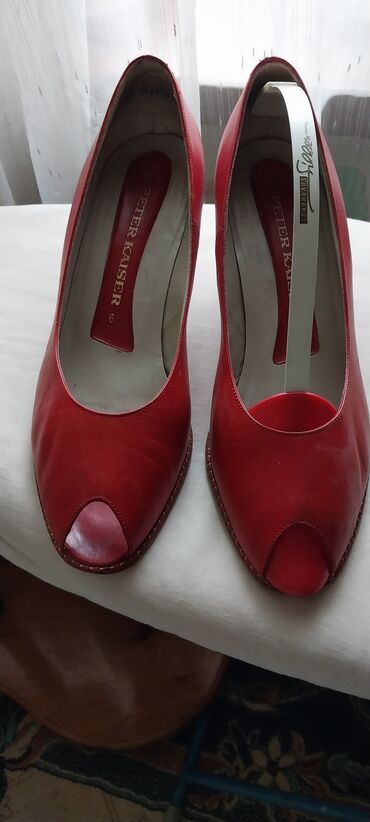 черные кожаные туфли с красной подошвой: Туфли 39, цвет - Красный
