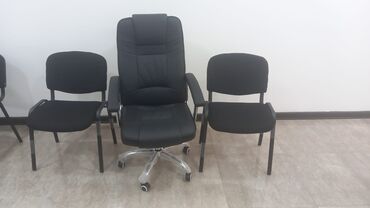 Masa və oturacaq dəstləri: Ofis mebelləri dəsti Tərkib: - Direktor masası: qara rəngdə, geniş iş — 6