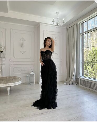элегантное черное платье: Элегантное платье из Новой коллекции в черном цвете – это изящный