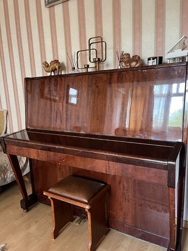 piano satilir: Pianino satilir oturacaq uzerinde hediyye hec bir problemi yoxdur