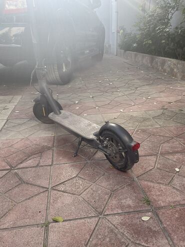 iki təkərli skuter: Skooter satilir marka xiaomi dir 25-30 max suretdir yahsi veziyyetdedi