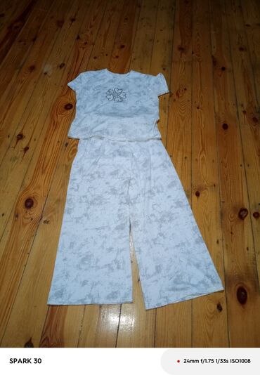 Şortlar: Ağ rəngdə, qısaqol pijama dəsti. T-shirtin ön hissəsində çiçək naxışı