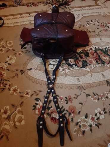 Yəhərlər: Qədimi Çərkəzi Yəhərlər—Qırmızı yəhər 1965ci il Qara yəhər isə 1968ci — 10