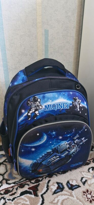 рюкзаки школьные: Продаю школьный рюкзак, с 3D рисунком, состояние отличное!
500 сом!!!