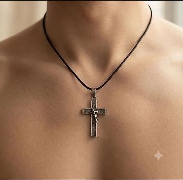 Pendants: Muški privesak u obliku krsta sa raspećem na kožnom kanapu. - — 1