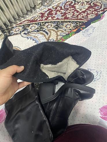 женский пол сапог: Женские высокие сапоги чёрного цвета. Модель выполнена в лаконичном — 3