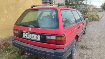 машины легковые: Универсал Volkswagen Passat красного цвета, оборудованный багажником