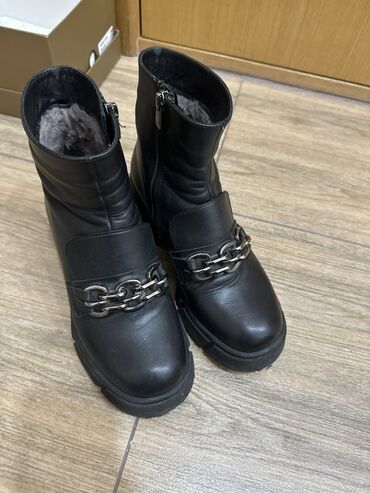 черные замшевые ботильоны: Женская обувь — две пары ботинок 1) Черные кожаные полусапоги -