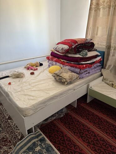 ами мебель прикроватные тумбочки: Односпальная кровать белого цвета с голубым изголовьем. Изголовье