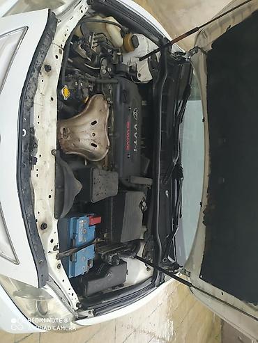 panel pulsuz: Toyota Camry sedan – ağ rəng, geniş və rahat salon. Xüsusiyyətlər: - — 7