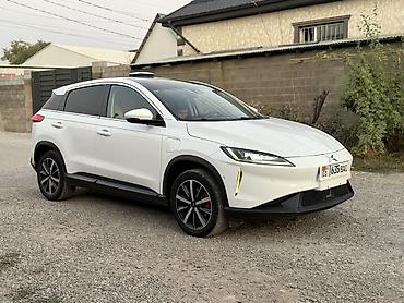byd e1: Электромобиль-кроссовер (белый цвет, 5 дверей) Запас Хода 420 — 1