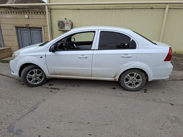 Ravon: Ağ rəngli 4 qapılı sedan. Xüsusiyyətlər: - Yanacaq növü: benzin - — 3