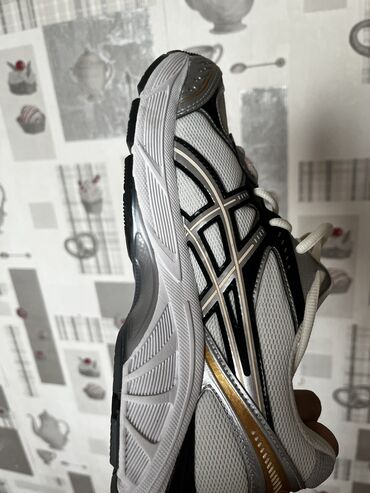 asics бишкек цена: Эркектердин кроссовкасы, 41.5, Asics, Жаңы, түсү - Боз, Өзү алып кетүү