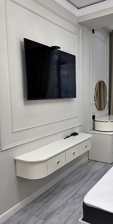 standing mirror: Подвесная ТВ-тумба и туалетный столик в современном неоклассическом — 1