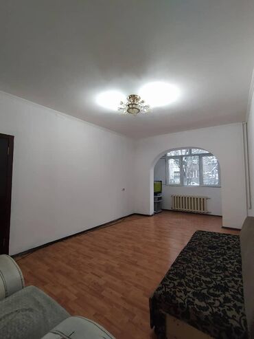 Медицинские центры: 3 комнаты, 65 м², 105 серия, 2 этаж, Старый ремонт